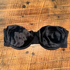 Victoria’s Secret black satiny strapless 34B bra